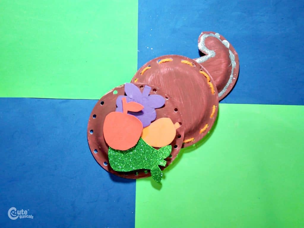 Keep kids busy this Thanksgiving with a fun activity. Check out this paper plate cornucopia craft for kids.