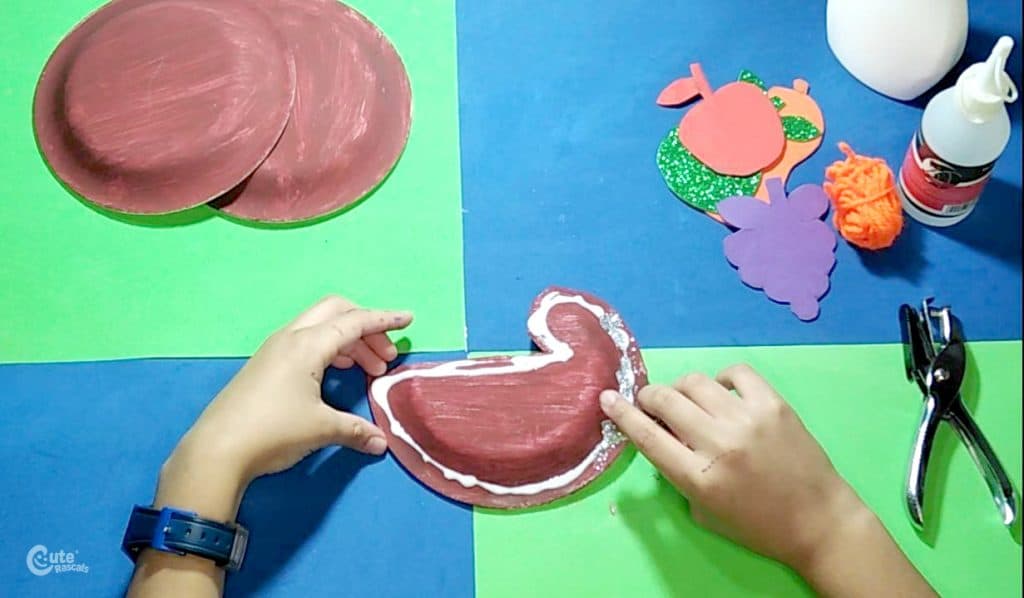 A fun paper plate craft for kids for Thanksgiving
