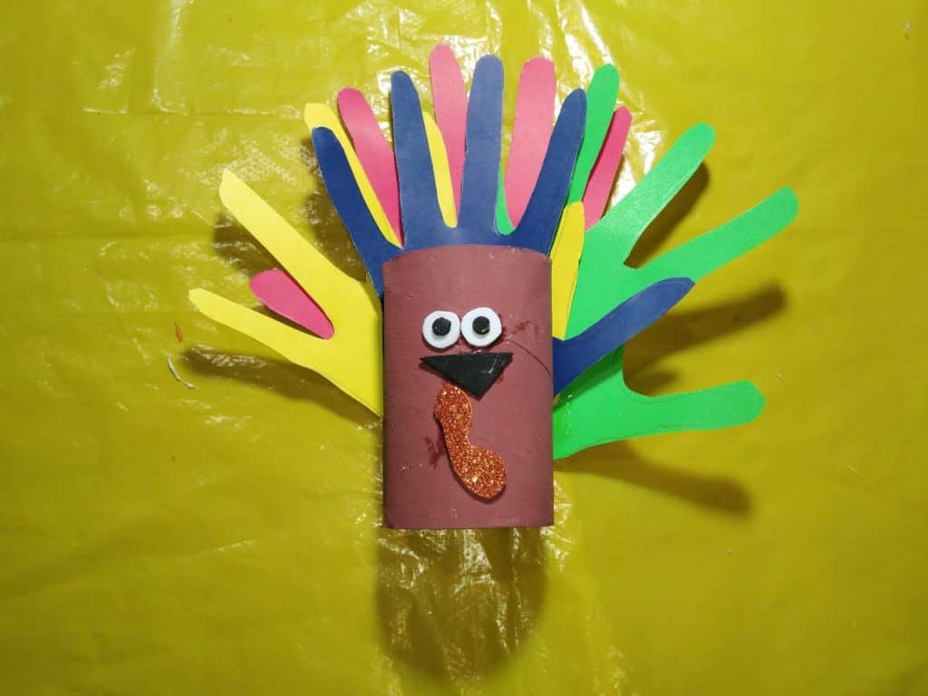 Easy Thanksgiving turkey craft for kids.