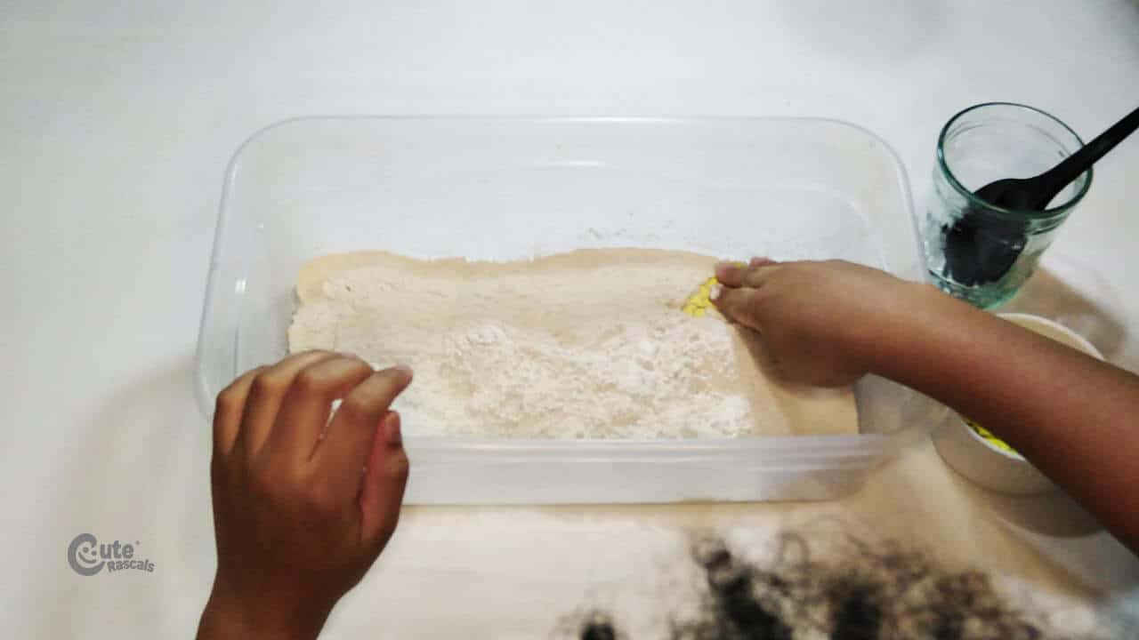 Hide the previously made fossil pieces in the flour