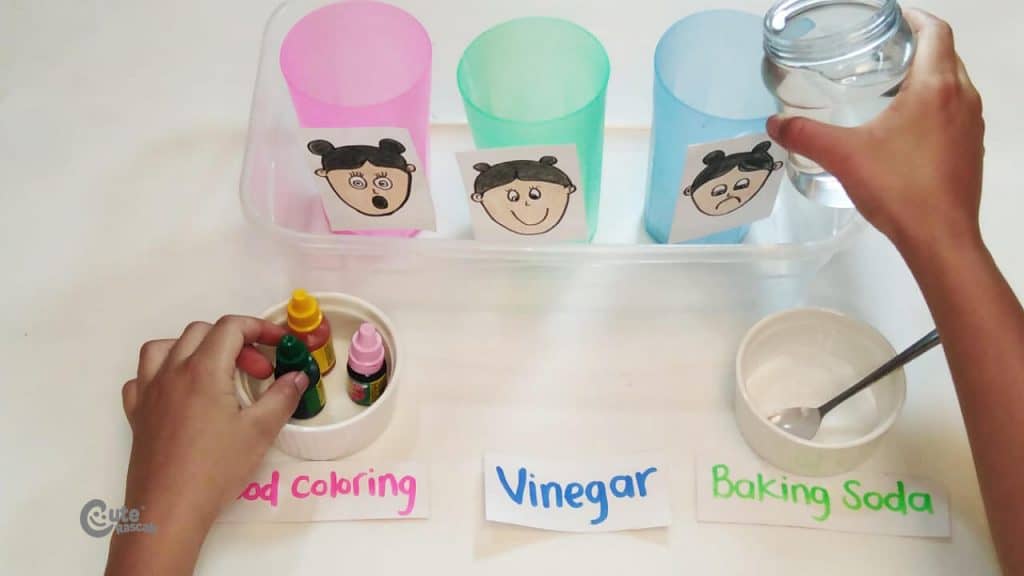 Pour the vinegar into each plastic cup.