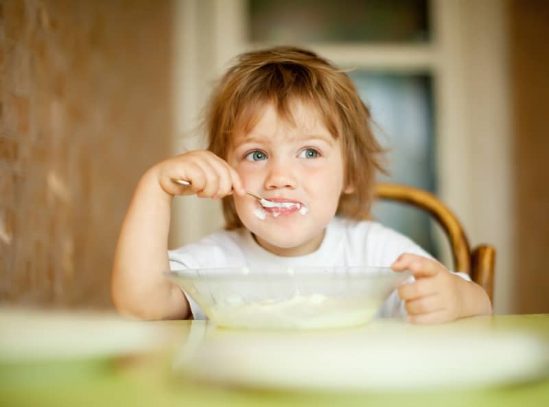 child-eats-with-spoon