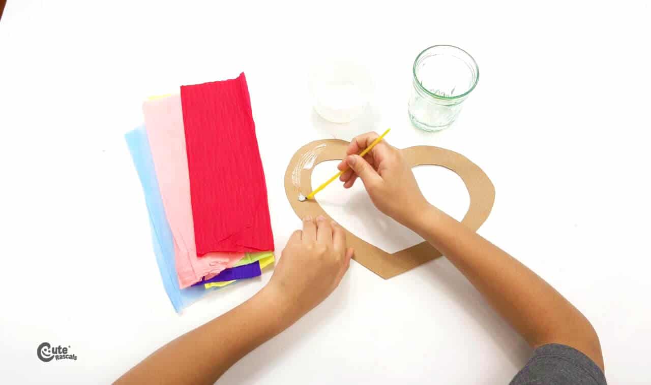 Spread the glue all over the heart. Mother's Day paper crafts 